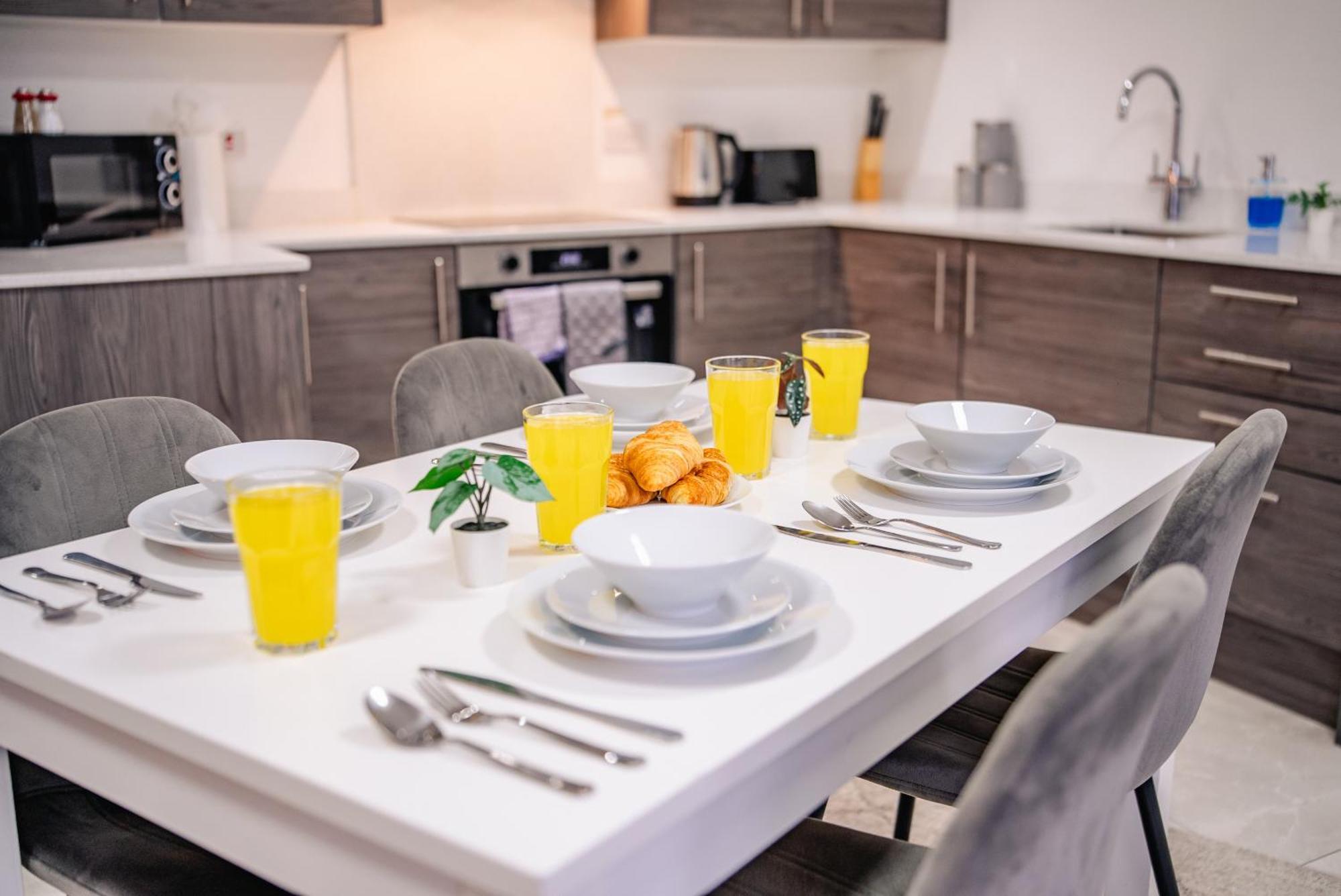 Spacious & Modern - One Bed Flat Apartment *