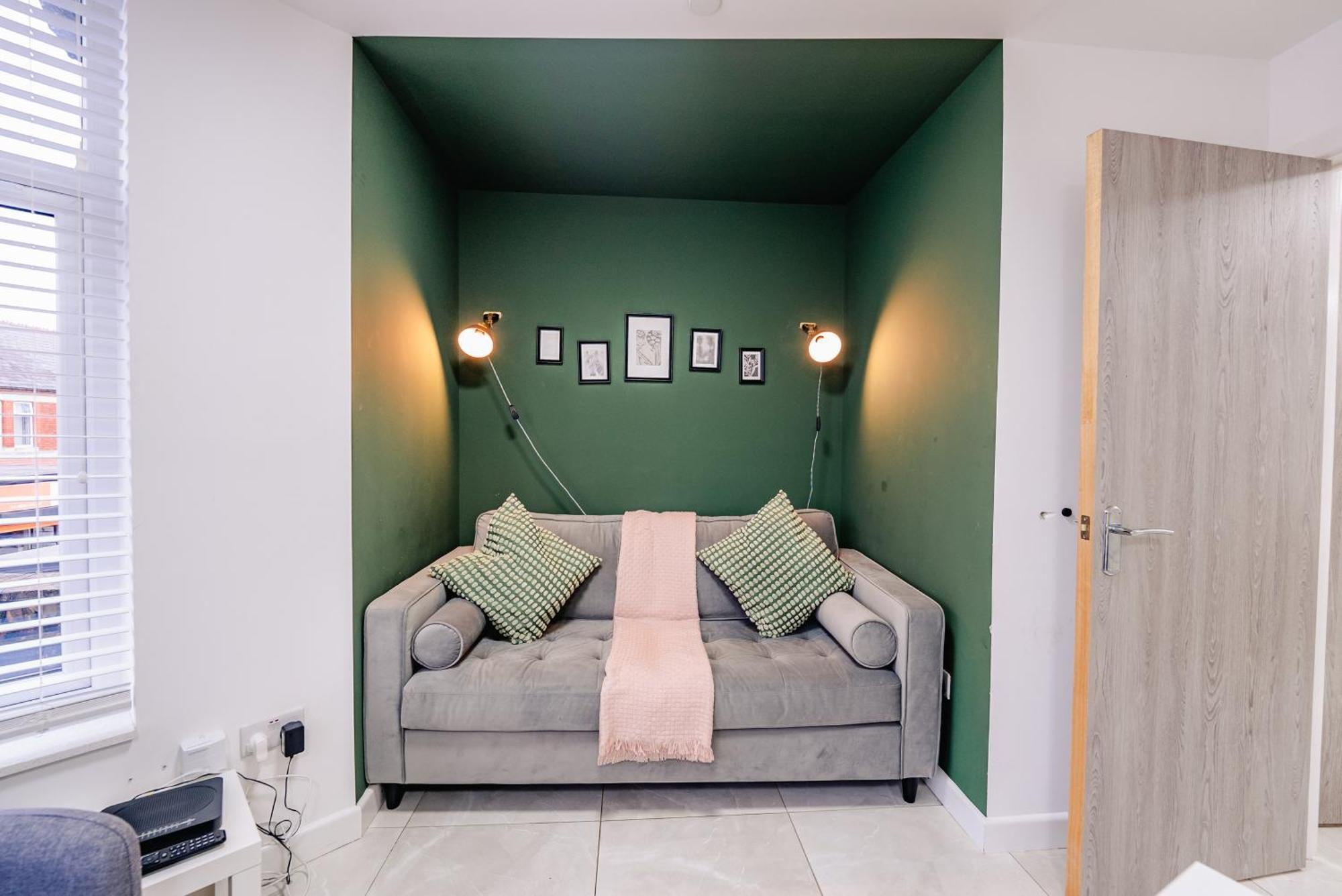 Spacious & Modern - One Bed Flat